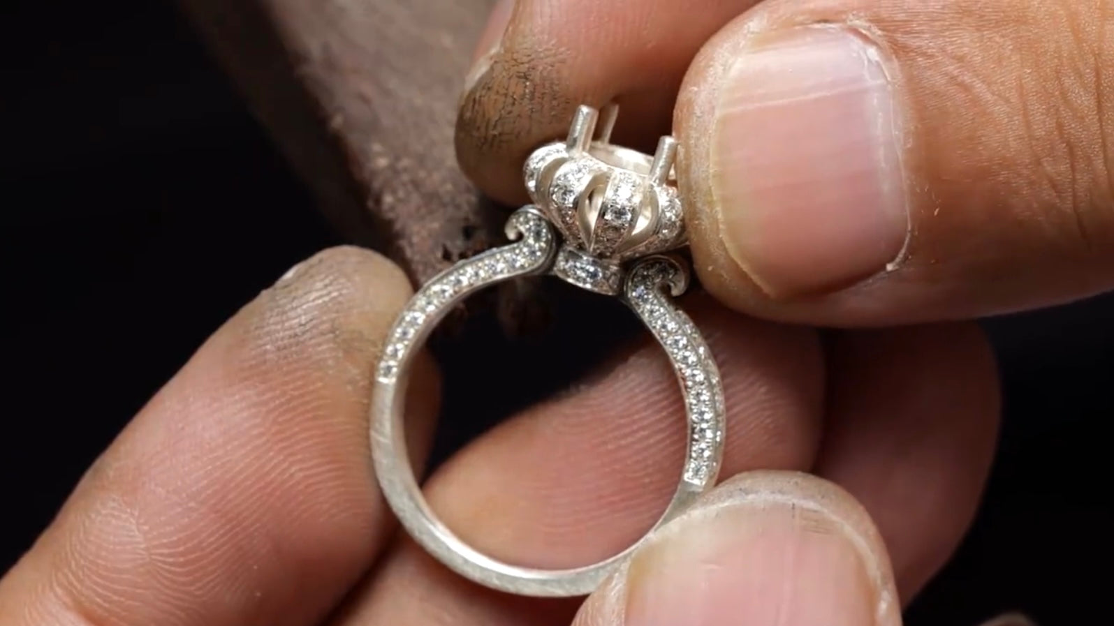 Cargar video: Handcrafted Engagement Ring