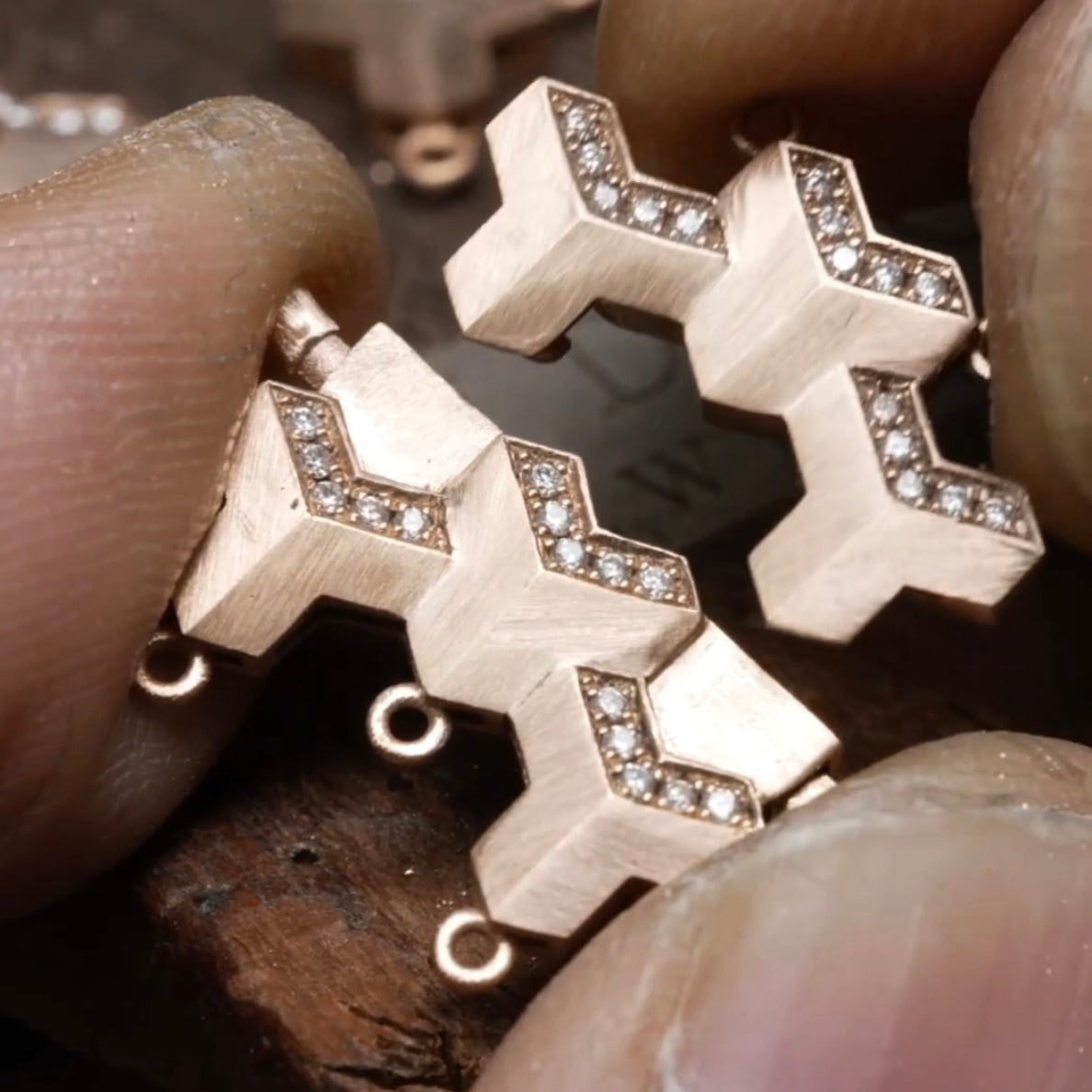 Cargar video: Handcrafted Chain